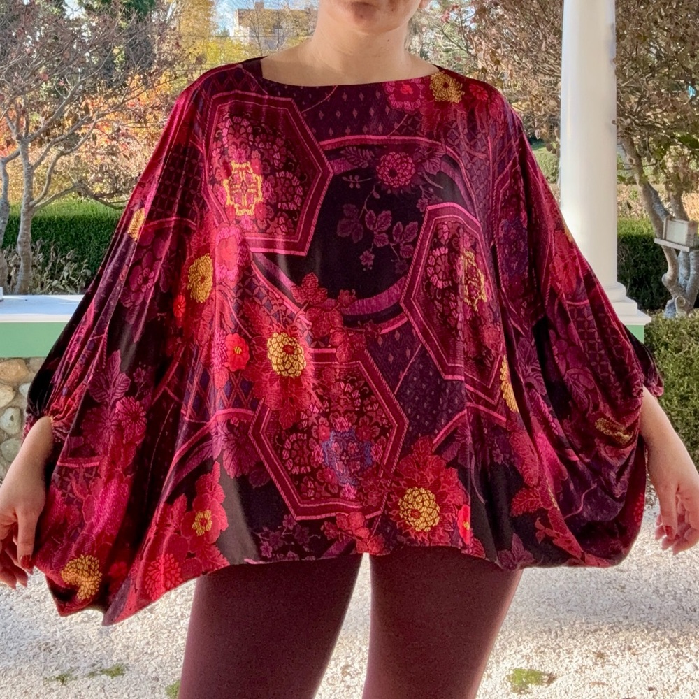 Women’s Natori Colorful Batwing Top sz S/M